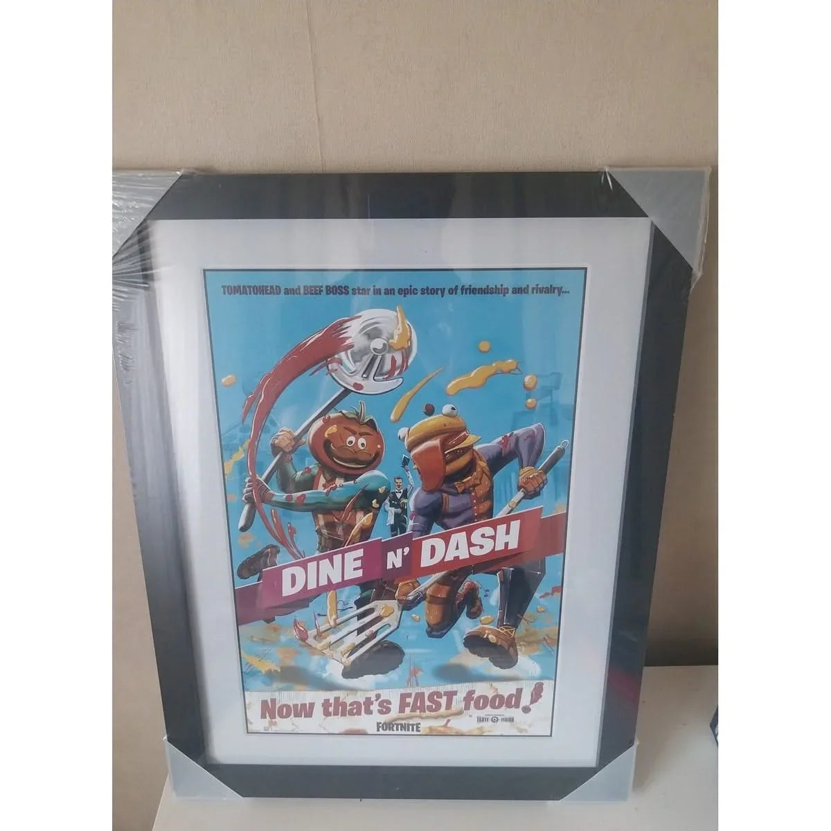 Poster encadré Fortnite 'Dine n Dash' (30x40 cm) avec personnages Tomatohead et Beef Boss en pleine action. Idéal pour décorer une chambre ou un espace gaming.