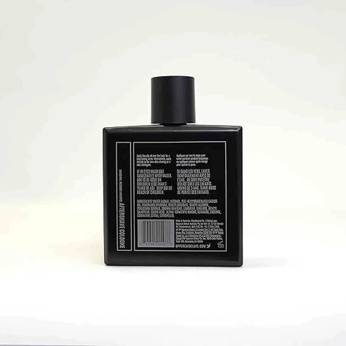 ue arrière d'un flacon d'après-rasage cologne Uppercut Deluxe, noir avec étiquette contenant des informations
