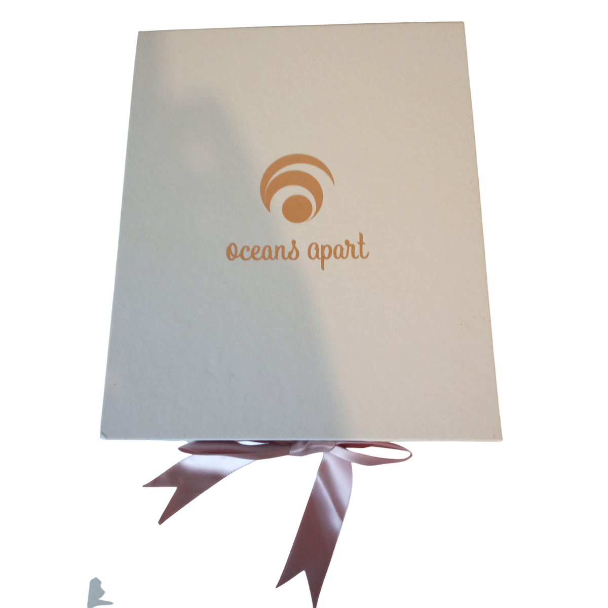 Coffret cadeau Bride to be Oceans Apart - Boîte blanche premium avec logo doré et ruban satiné mauve