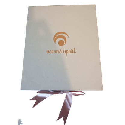 Coffret cadeau Bride to be Oceans Apart - Boîte blanche premium avec logo doré et ruban satiné mauve
