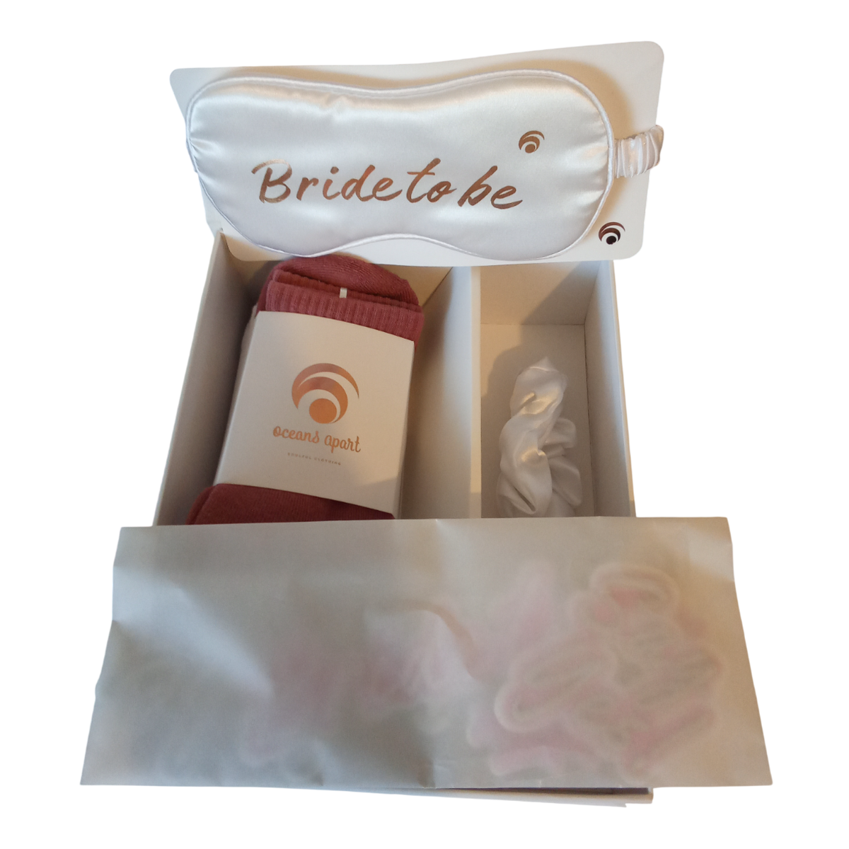 Coffret Bride to be ouvert - Masque de sommeil satiné, chaussettes bordeaux et chouchou blanc Oceans Apart