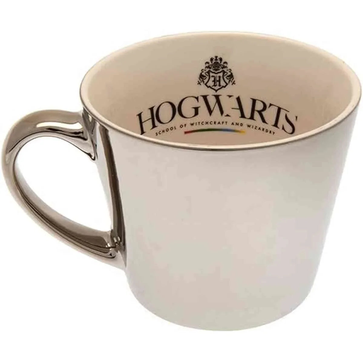  Tasse blanche avec anse argentée, portant le logo "Hogwarts" à l'intérieur, représentant l'école de sorcellerie dans l'univers Harry Potter
