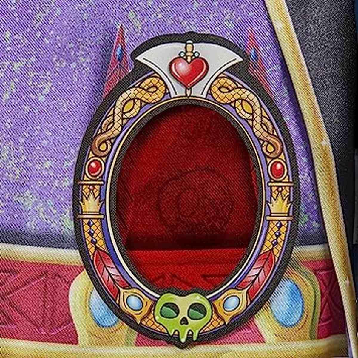 Miroir enchanté illustré avec cadre doré orné de pierres précieuses et motif de crâne vert, inspiré de la Méchante Reine de Disney Villains.