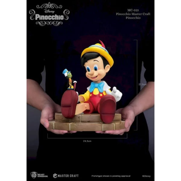 Dimensions statuette Pinocchio Master Craft Beast Kingdom 27,5 x 24,5 cm tenue en mains