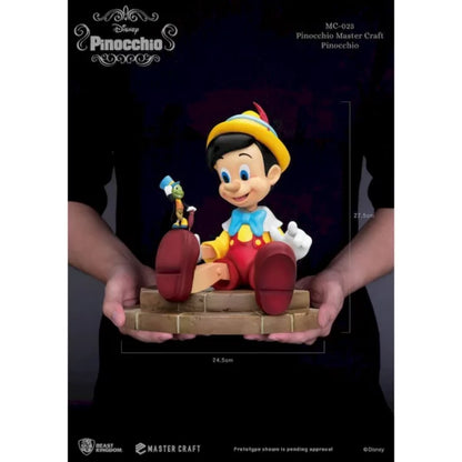 Dimensions statuette Pinocchio Master Craft Beast Kingdom 27,5 x 24,5 cm tenue en mains