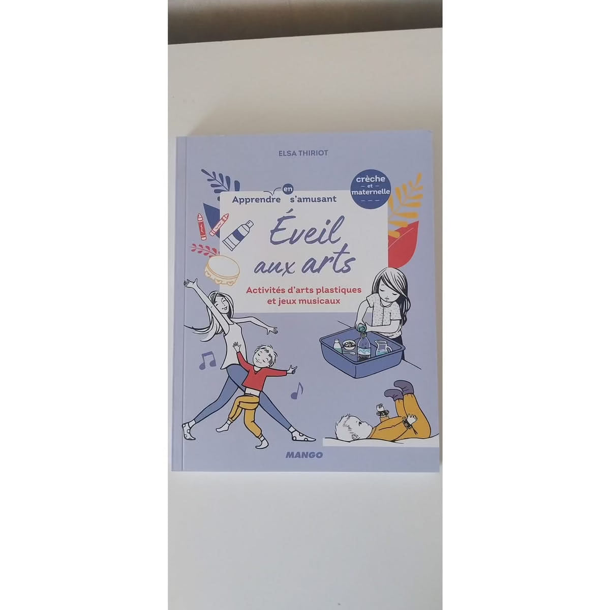 Livre 'Éveil Aux Arts - Activités D'arts Plastiques Et Jeux Musicaux' par Elsa Thiriot. Idéal pour initier les enfants aux arts plastiques et à la musique.