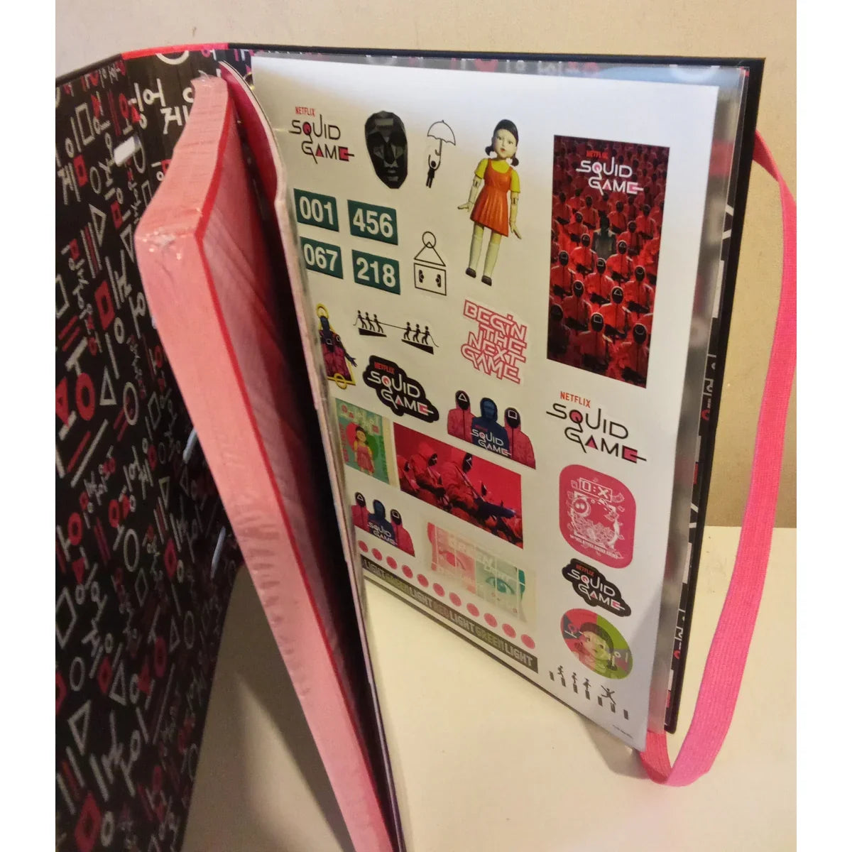 Classeur à Anneaux Squid Game Netflix - Format A4 avec Stickers et Bloc-Notes - Rose et Noir