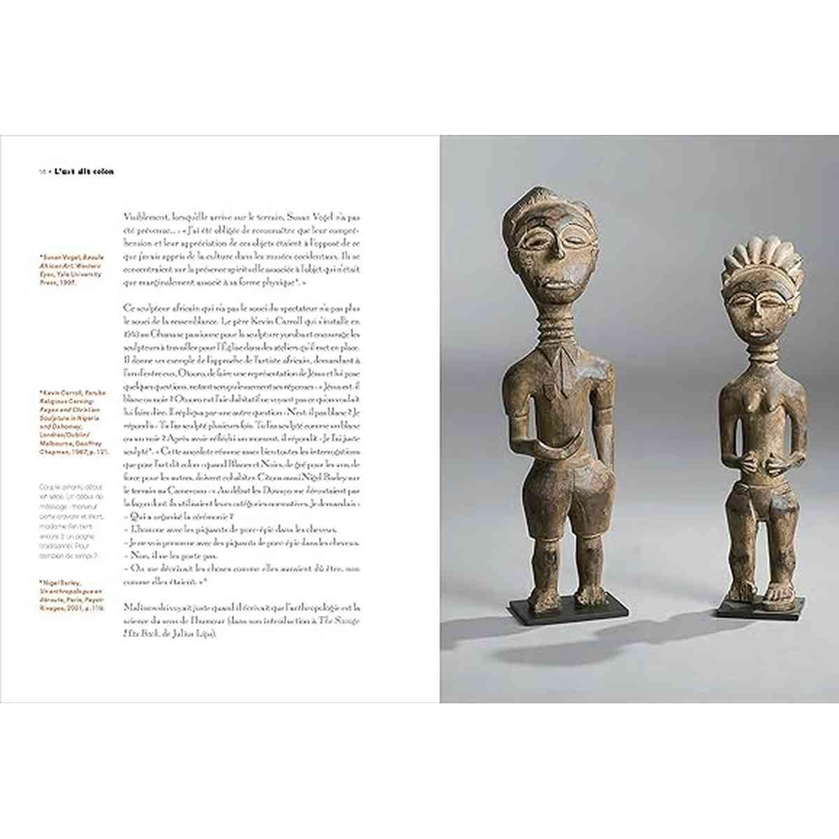 Double page intérieure du livre L'art dit colon montrant deux sculptures africaines de la période coloniale