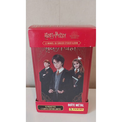 Coffret métal rouge Harry Potter Wizarding World Panini – Manuel du Sorcier Sticker Album collector

