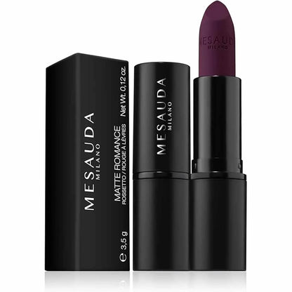 Rouge à lèvres mat Mesauda Milano Matte Romance teinte 618 Morticia violet prune sombre – bullet intense avec packaging cylindrique noir luxe et boîte noire 3,5g