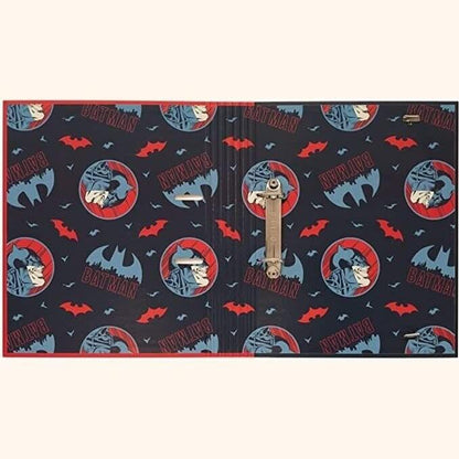    Intérieur classeur rigide Batman DC Comics — motif chauve-souris rouge sur fond sombre, mécanisme 2 anneaux métalliques