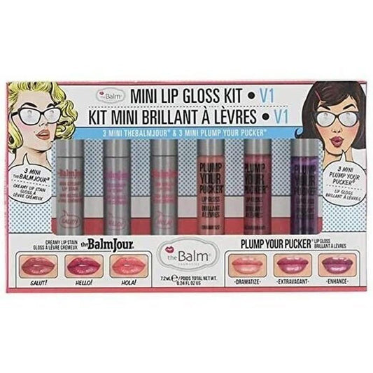 Mini coffret de 6 gloss à lèvres de theBalm, comprenant 3 teintes thebalmjour et 3 teintes Plump Your Pucker, présenté dans un packaging avec illustrations de femmes portant des lunettes et affichant des lèvres maquillées brillantes