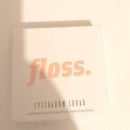 Packaging blanc de la palette Floss Beauty Eyeshadow Squad – logo orange pastel sur boîte carrée minimaliste