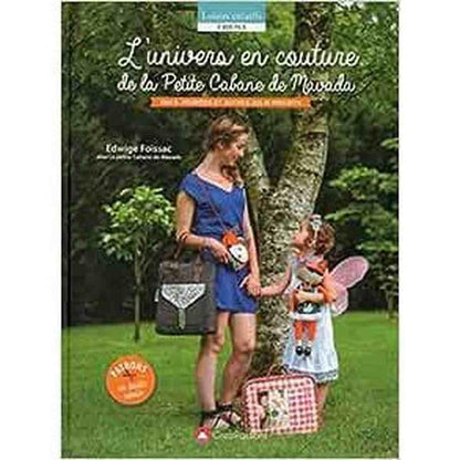 Livre L'Univers en Couture de la Petite Cabane de Mavada par Edwige Foissac – couverture avec mère et fille dans jardin verdoyant tenant sac cousu éditions Créapassions