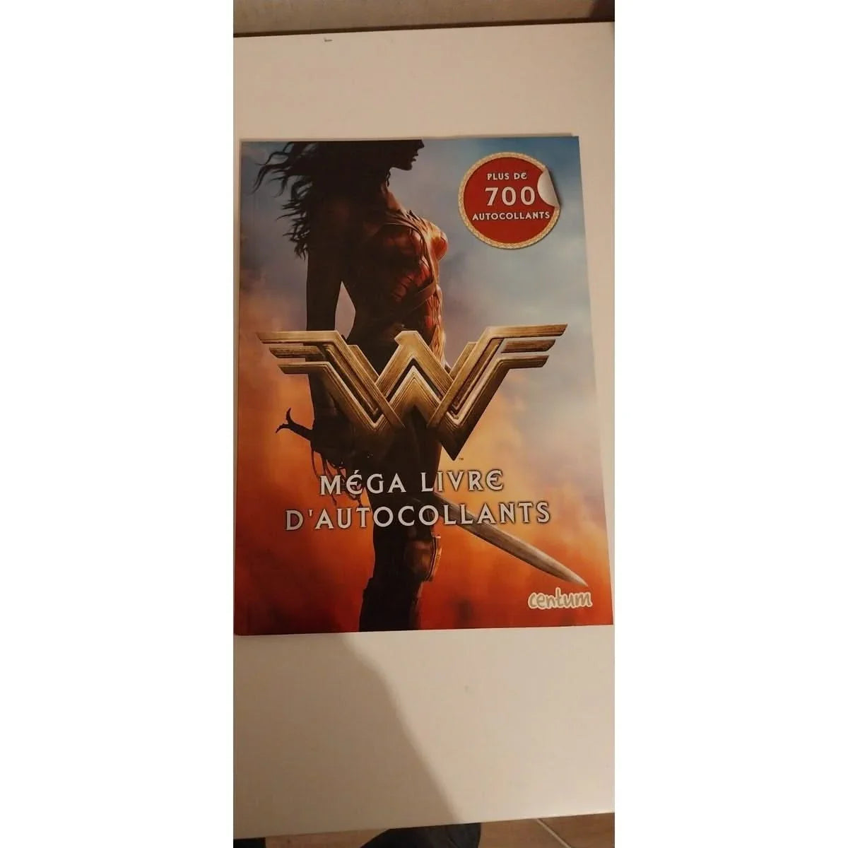 Couverture d'album d'autocollants Wonder Woman, avec épée et logo, plus de 700 autocollants,