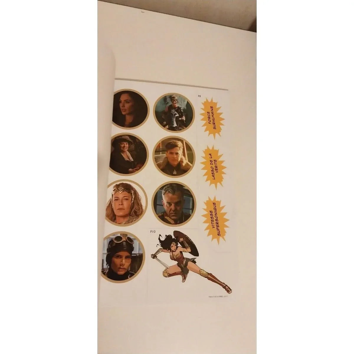 Planche d'autocollants Wonder Woman avec portraits des personnages, phrases de super-héros et illustrations de BD, 