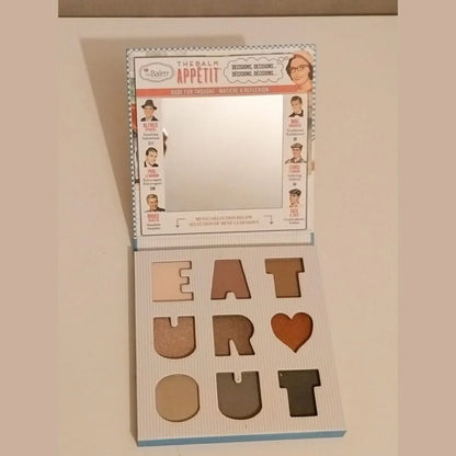 Palette theBalm Appétit ouverte – 9 fards à paupières nude et chauds en forme de lettres EAT UR ♥ OUT avec miroir intégré, teintes mats et irisés beige brun cuivré gris